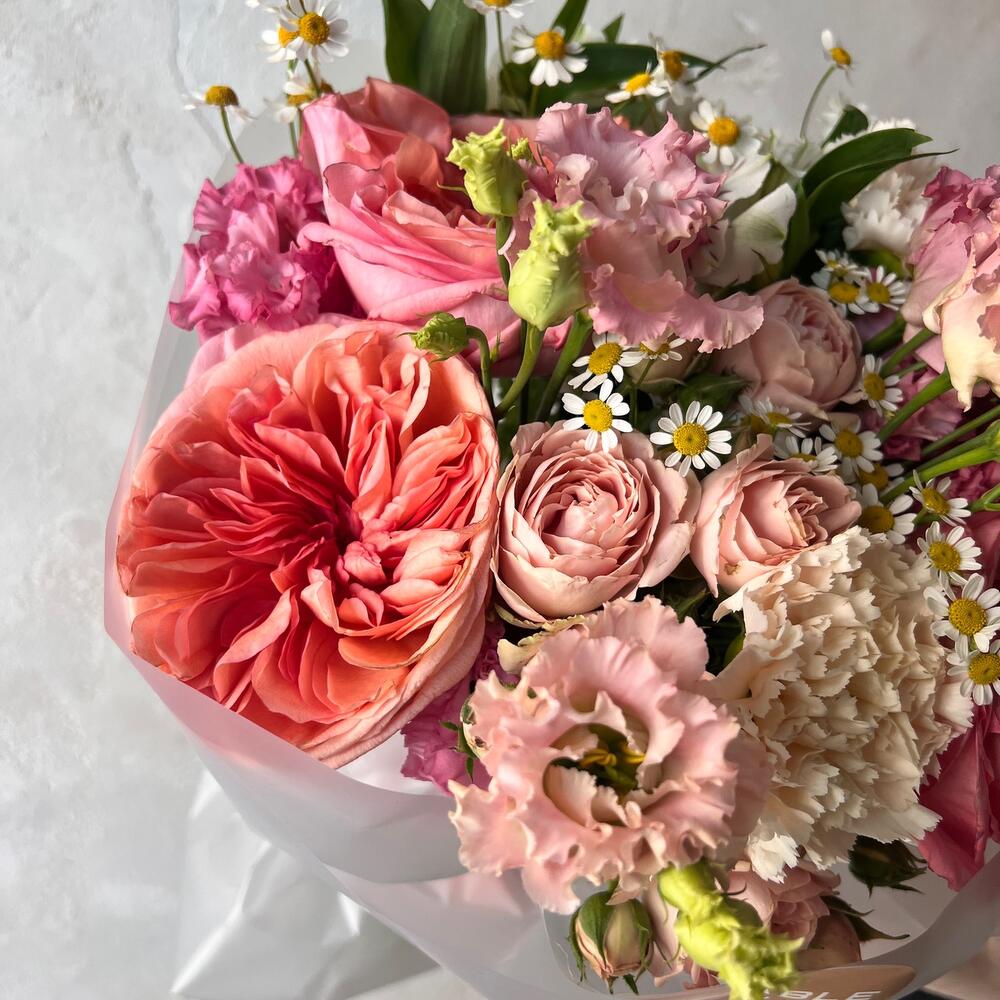 Милый букет с пионовидной розой, ромашками и лизиантусом